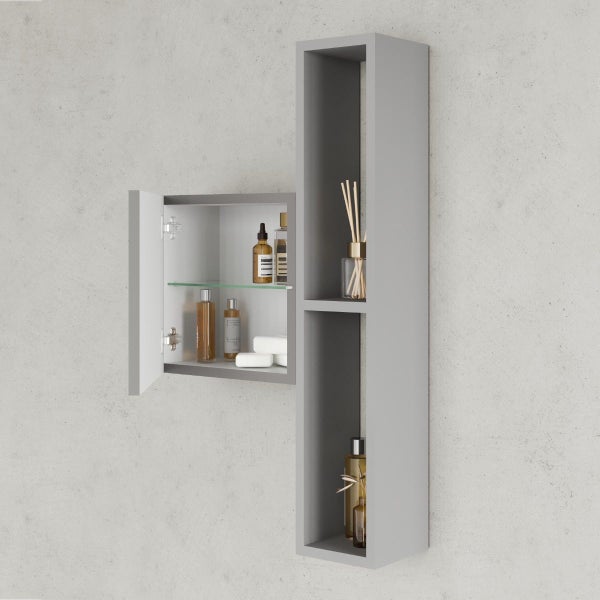 Grauer Badezimmerschrank mit offenen Regalen und einem Schrank mit Glastür.