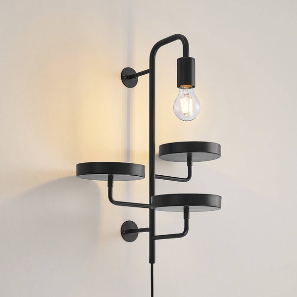 Schwarze Wandleuchte mit drei Ablageflächen und Glühbirne