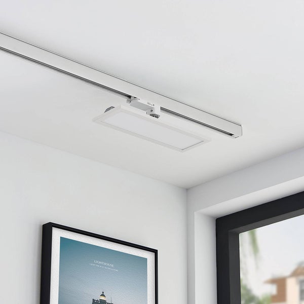 Detailansicht eines dekorierten Holzfensters mit Fensterverschluss