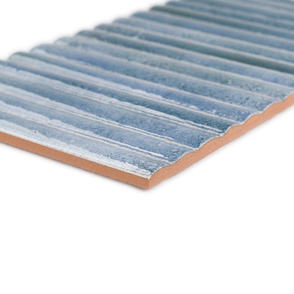 Wandfliese mit geriffelter Oberflächenstruktur und rechteckigem Format zur Innenraumgestaltung.