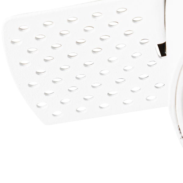Detailansicht einer weiß lackierten Oberfläche mit ovalen Perforationen.