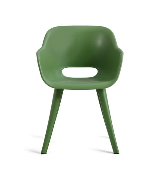 Szene mit grünen Armlehnstühlen und gedecktem Tisch auf einer Terrasse.