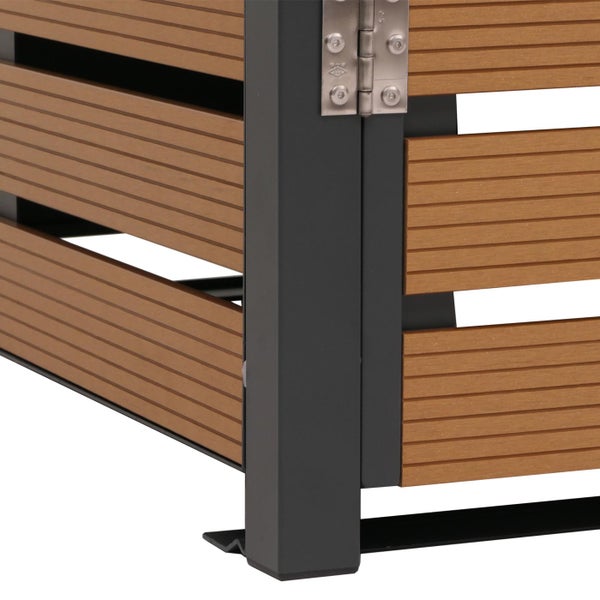 Detailansicht eines Zaunelements mit horizontalen Lamellen und Pfosten