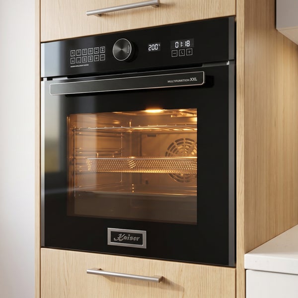 Einbau Backofen von Kaiser mit Multifunktion XXL Funktion, eingebaut in einen Küchenschrank mit heller Holzfront.
