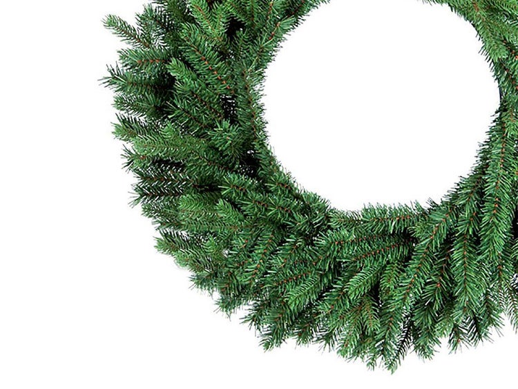 Künstlicher Adventskranz aus Tannennadeln für weihnachtliche Dekoration.
