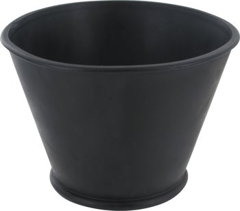 Runder, schwarzer Blumentopf aus Kunststoff in konischer Form mit Standfuß.