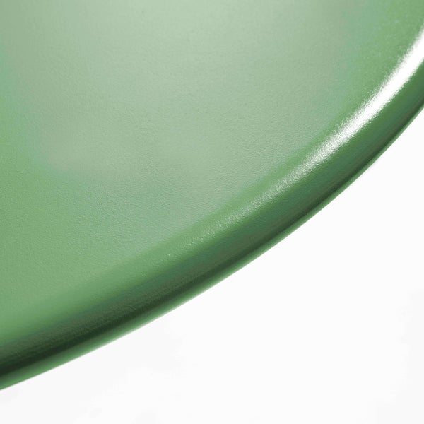 Detailaufnahme einer grünen pulverbeschichteten Metalloberfläche mit abgerundeter Kante.