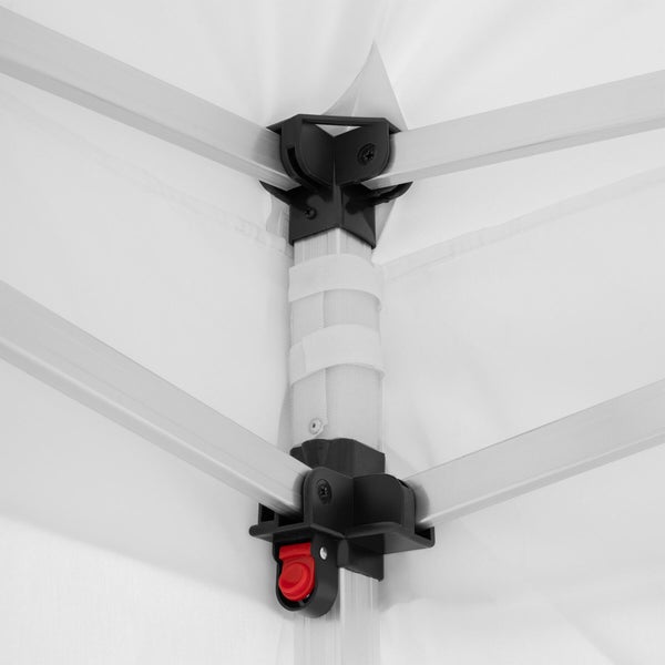 Detailansicht einer Pavillon-Eckverbindung mit Aluminiumgestänge, Kunststoffgelenken und rotem Druckknopf zur Arretierung.