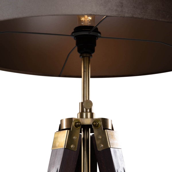 Detailansicht einer Stehleuchte mit Stativ-Fuß aus Holz und Messing, inklusive Stoffschirm und Leuchtmittel.