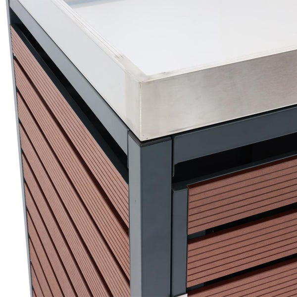 Detailaufnahme eines Gartenschranks mit Lamellenstruktur und Metallplatte.