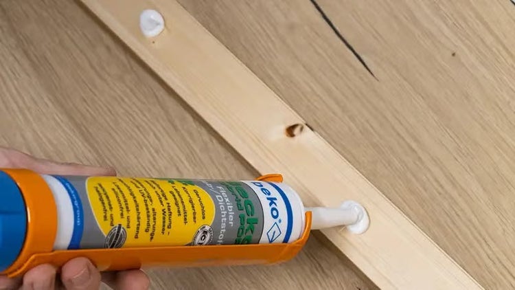Anwendung von Beko Gecko Hybrid Pop Kleb- und Dichtstoff auf einer Holzleiste mit einer Kartuschenpresse.