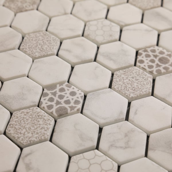 Sechseckige Mosaikfliesen mit unterschiedlichen Mustern