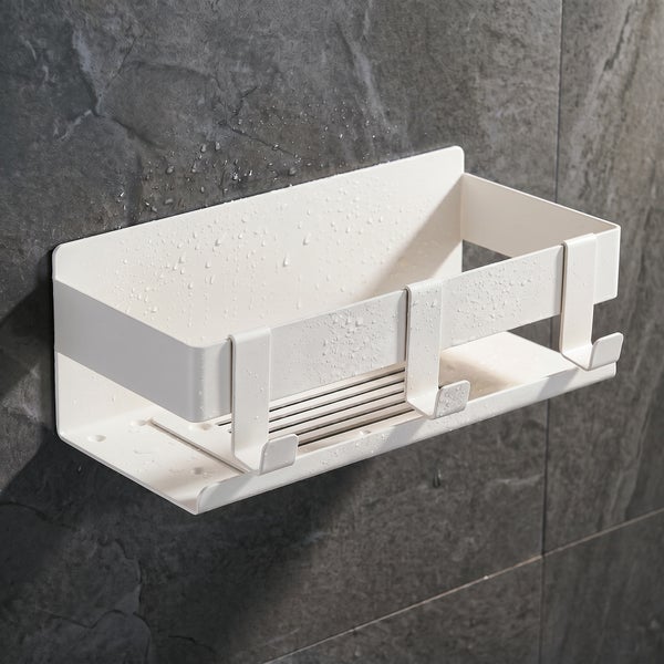 Wandmontiertes Duschregal aus Metall mit integrierten Haken und Schlitzen für den Wasserablauf an einer gefliesten Wand in modernem Design.