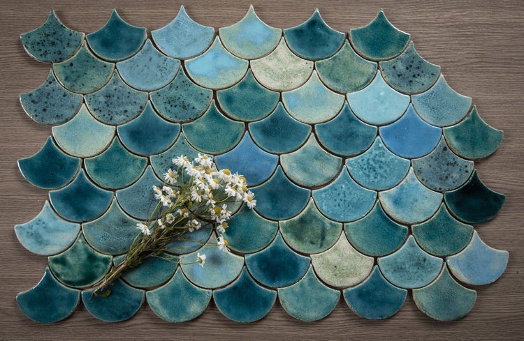 Fächerförmige Fliesen mit Blumenarrangement