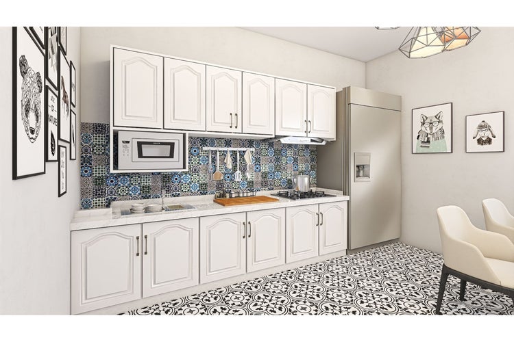 Helle Küche mit weißen Schränken, Mikrowelle und Kühlschrank