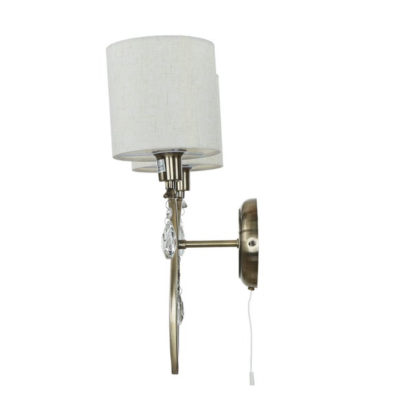 Wandleuchte mit Lampenschirm und Zierkristallen