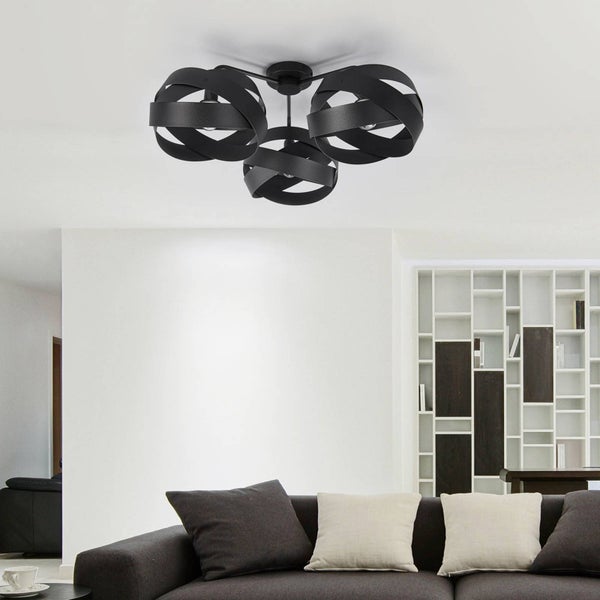 Deckenleuchte mit drei Lampen in einem modernen Wohnzimmer