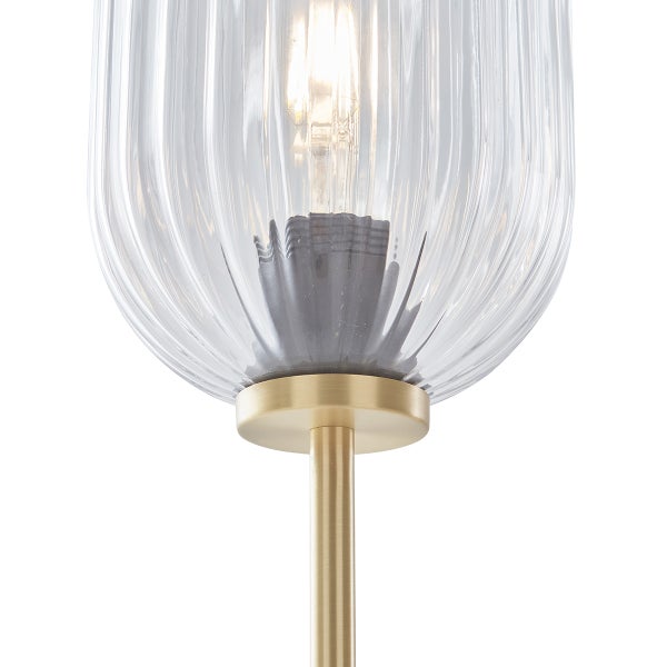 Detailansicht einer Lampe mit Lampenschirm aus Glas und einem Metallfuß