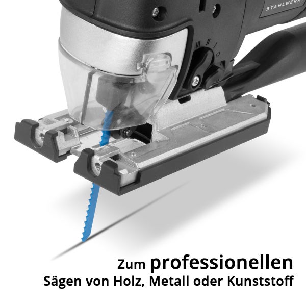 Nahaufnahme einer Stichsäge mit blauem Sägeblatt