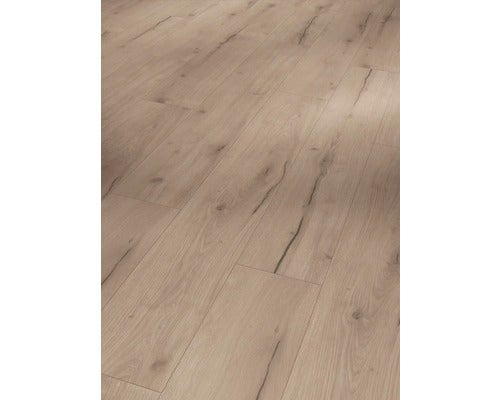 Laminatboden in Eichenoptik mit ausgeprägter Holzmaserung, Astlöchern und dunklen Rissen im Landhausdielen-Stil.