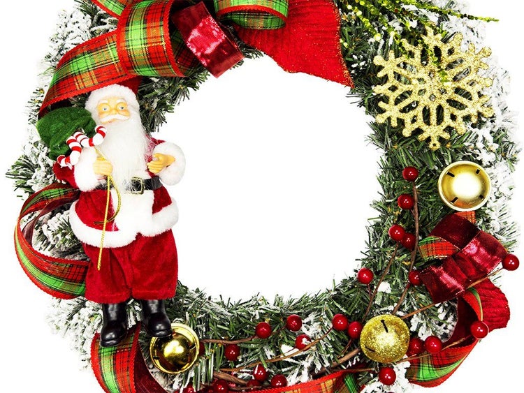 Weihnachtskranz mit künstlichen Tannenzweigen geschmückt mit Weihnachtsmann Figur Schleifen Schneeflocke Glocken und Beeren.