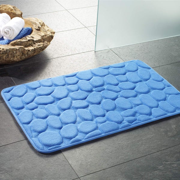 Blauer Badteppich mit Kieselsteinmuster im Badezimmer
