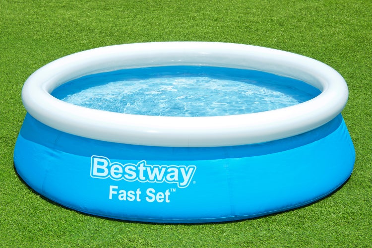 Runder aufblasbarer Bestway Fast Set Pool mit weißem Luftring und blauem Becken, mit Wasser gefüllt auf grünem Rasen.