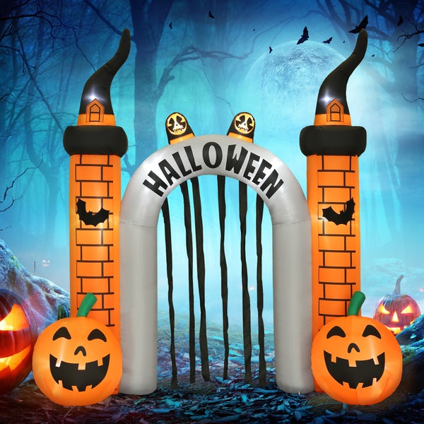 Aufblasbarer Halloween-Bogen mit Kürbissen, Hexenhüten und der Aufschrift Halloween als gruselige Dekoration