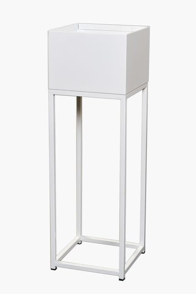 Weißer quadratischer Pflanzkübel aus Metall auf einem hohen, schlanken Gestell.