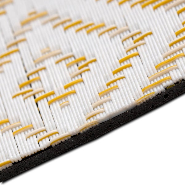 Detailansicht einer Fußmatte mit gewebter Oberfläche und rutschfester Unterseite