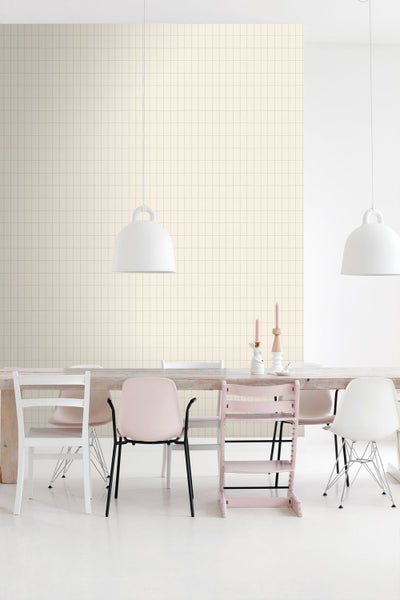 Heller Raum mit Esstisch und Tapete im Fliesendesign