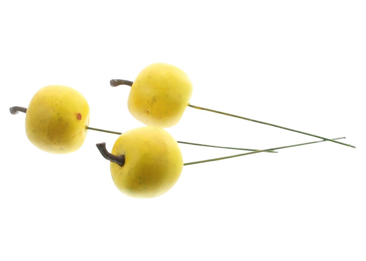 Drei künstliche Äpfel auf Stielen