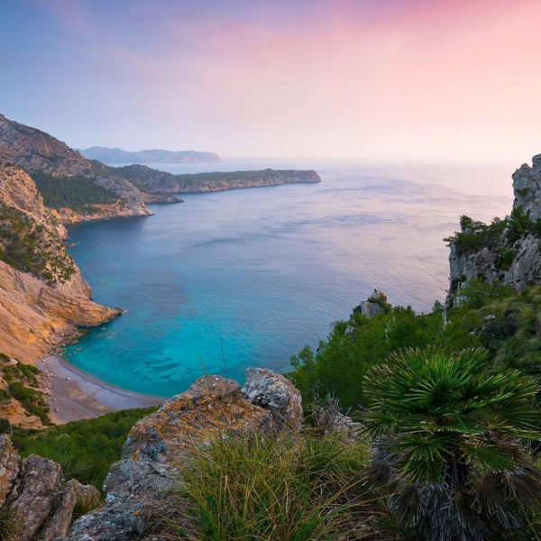 Landschaft mit Küste, Felsen, Meer und Vegetation