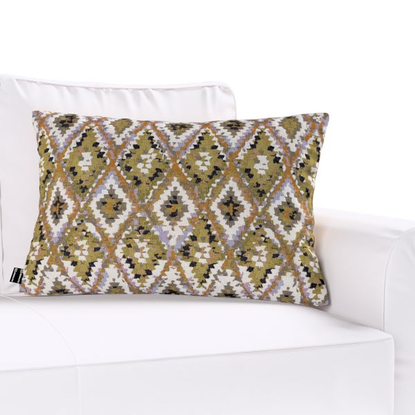 Dekokissen mit geometrischem Muster auf einem Sofa