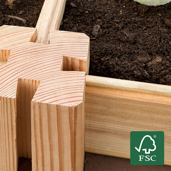 Eckpfosten aus Holz für ein Hochbeet mit FSC-Zertifizierung und Erde.