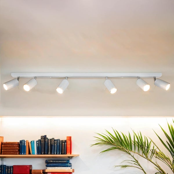 Deckenleuchte mit sechs Strahlern im Interieur