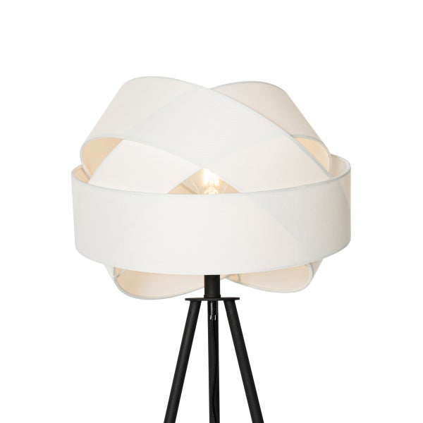 Dreibein-Stehleuchte mit weißem Stoffschirm aus überlappenden Bändern und schwarzem Metallgestell.