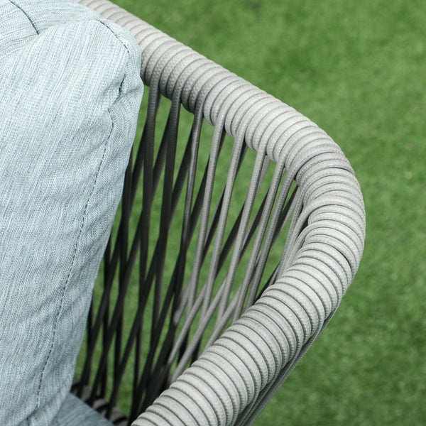 Detailaufnahme eines Gartenstuhls mit hellblauem Textilkissen und grauem Geflecht aus Kunststoffseilen.