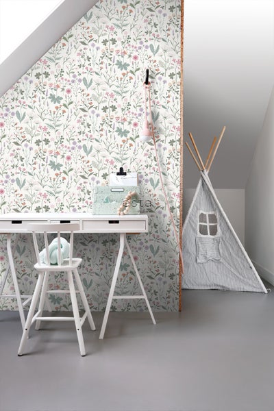 Zimmer mit Schreibtisch, Stuhl, Spielzelt und Blumentapete