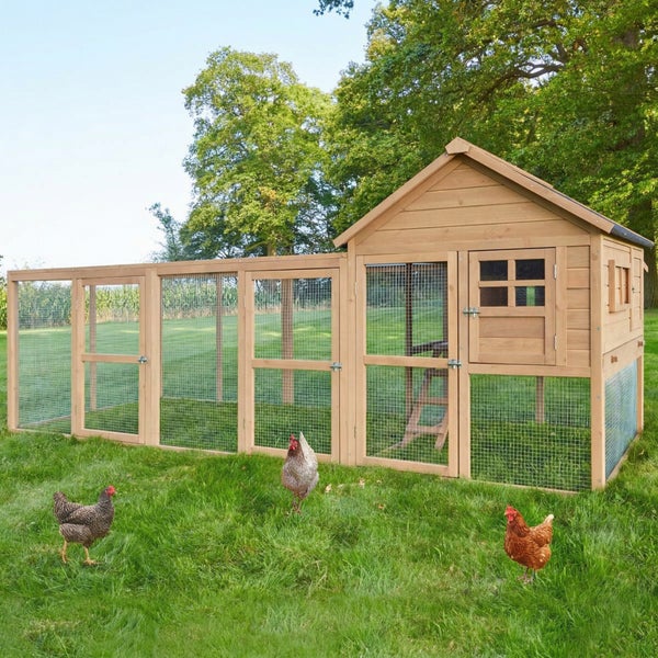 Wetterfester Hühnerstall aus Holz mit Freilaufgehege, langlebigem Bitumendach und umweltfreundlicher Lasur im Garten.