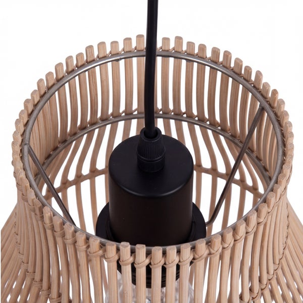 Detailansicht einer Pendelleuchte mit einem Schirm aus hellen Holzstreben und einer schwarzen Fassung.