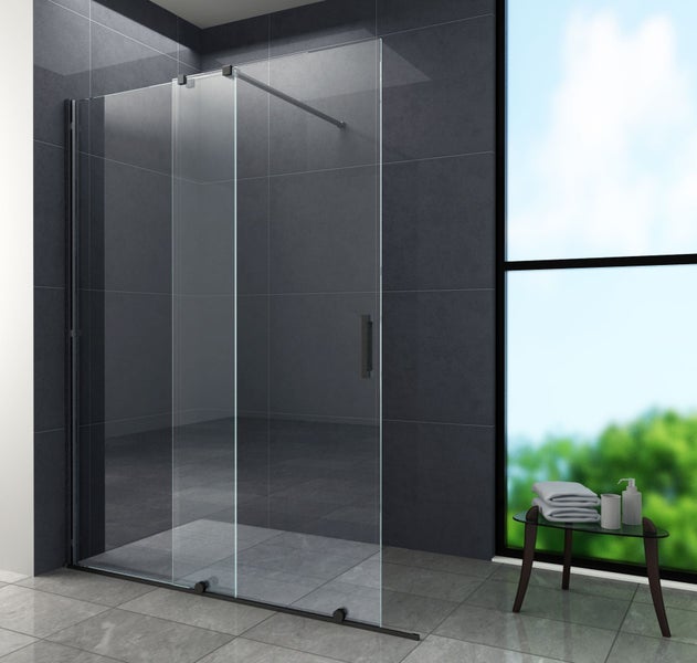 Begehbare Duschkabine mit Glasabtrennung im Badezimmer