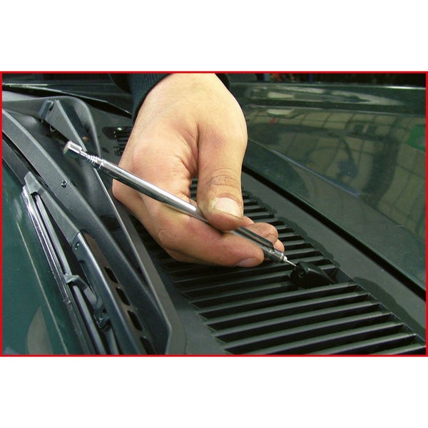 Detailansicht einer Aluminiumleiter mit breiten, rutschfesten Stufen und einer großen Anti-Rutsch-Plattform, die sich leicht zusammenklappen lässt