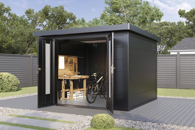 Modernes Metallgerätehaus mit Doppeltüren, offener Front, Werkbank und Fahrrad im Garten.