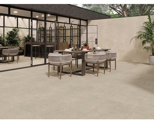 Außenbereich mit Bodenfliesen, Esstisch und Stühlen