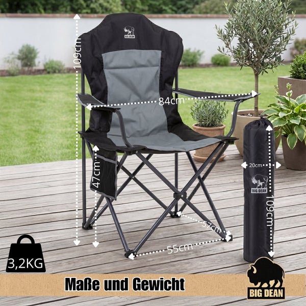 Faltbarer Campingstuhl von Big Dean mit Maßangaben und einer Tragetasche auf einer Holzterrasse.