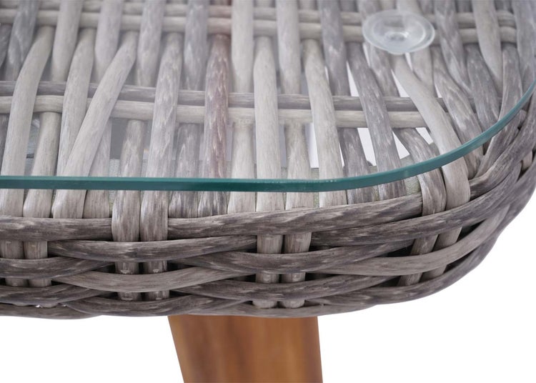 Detailansicht eines Rattantisches mit Glasplatte