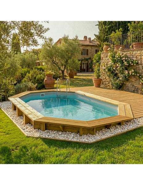 Eingebauter Pool mit Holzverkleidung, Leiter und weißem Kies in einem Garten