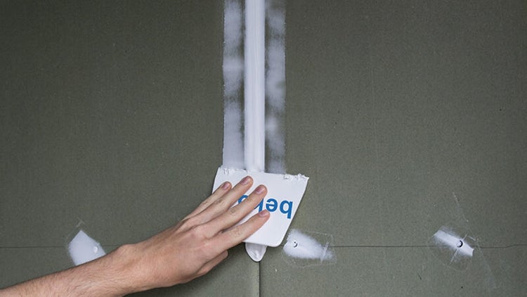 Verwendung von Spachtelmasse zum Füllen einer Gipskartonplattenfuge