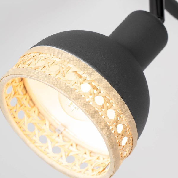 Detailaufnahme einer schwarzen Lampe mit Rattangeflecht